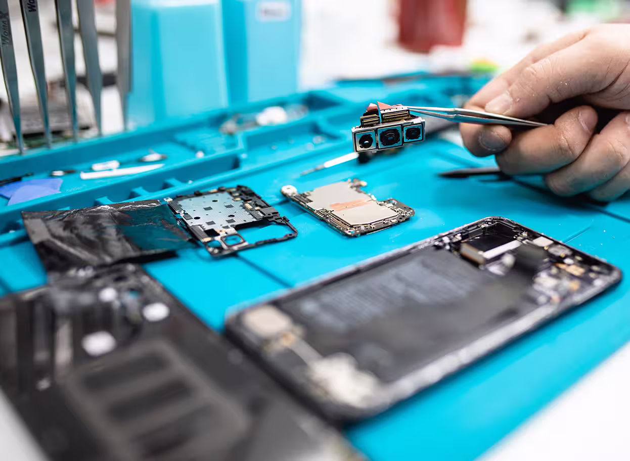 Student learning smartphone repair in the Andro Repair Basic Course – Beginner-Level Android Training.